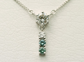 プラチナ製のエメラルドとダイヤモンド一文字リングのジュエリーリフォーム
