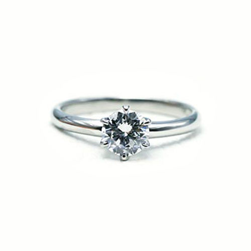 お母様のご婚約指輪である立爪のダイヤモンドリングを、ご結婚なされるお嬢様のエンゲージリングにリフォーム