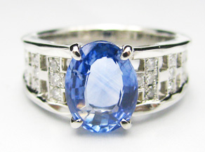 テーパーダイヤモンドの取り巻きサファイアリングのオリジナルデザインの指輪にジュエリーリフォーム
